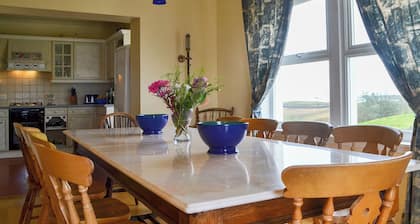 5 bedroom accommodation in Lochmaddy
