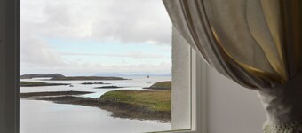 Sunrise Apartment is a duplex apartment boasting wonderful views.