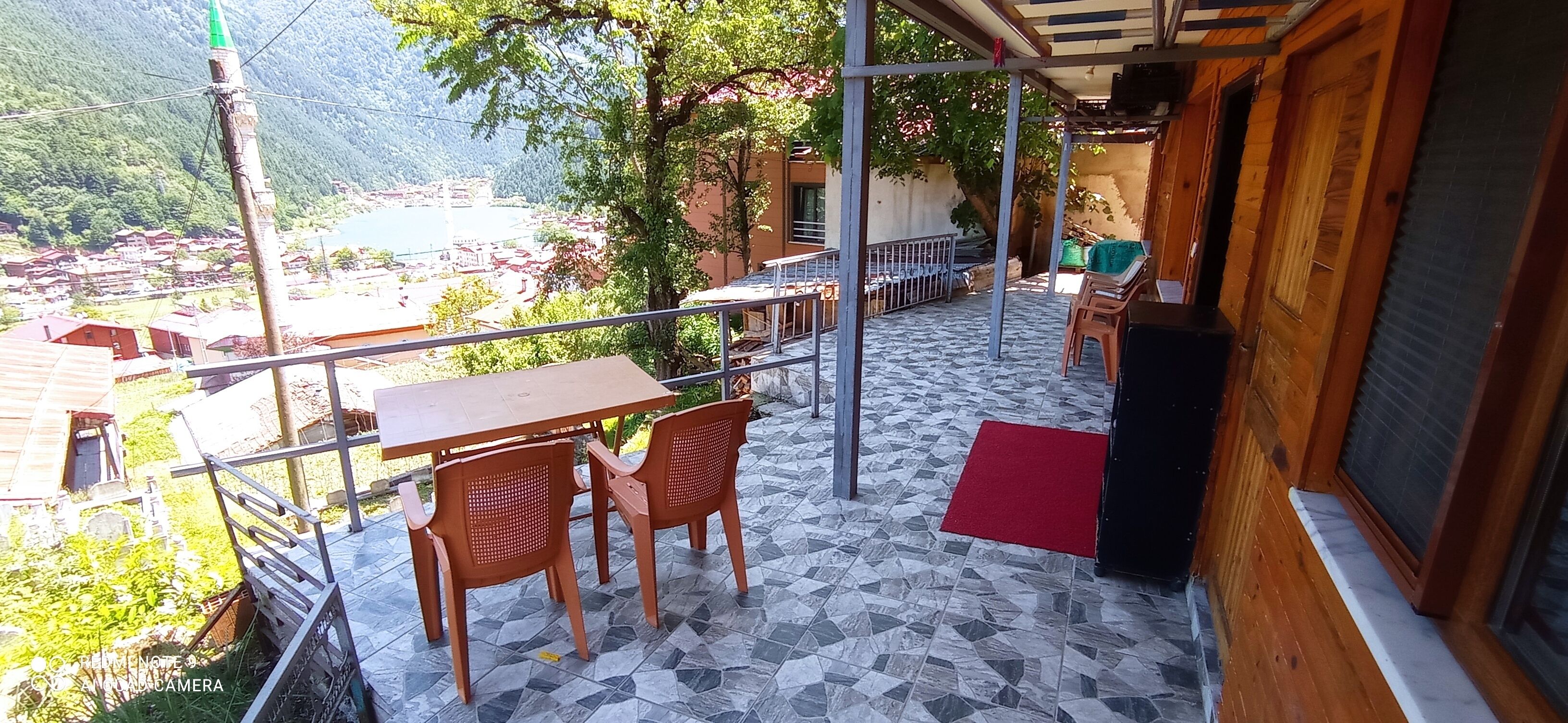 Perhehuoneisto, 2 makuuhuonetta, 2 kylpyhuonetta, järvinäköala | Terassi/patio