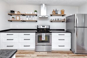 Jääkaappi, mikroaaltouuni, uuni, liesi