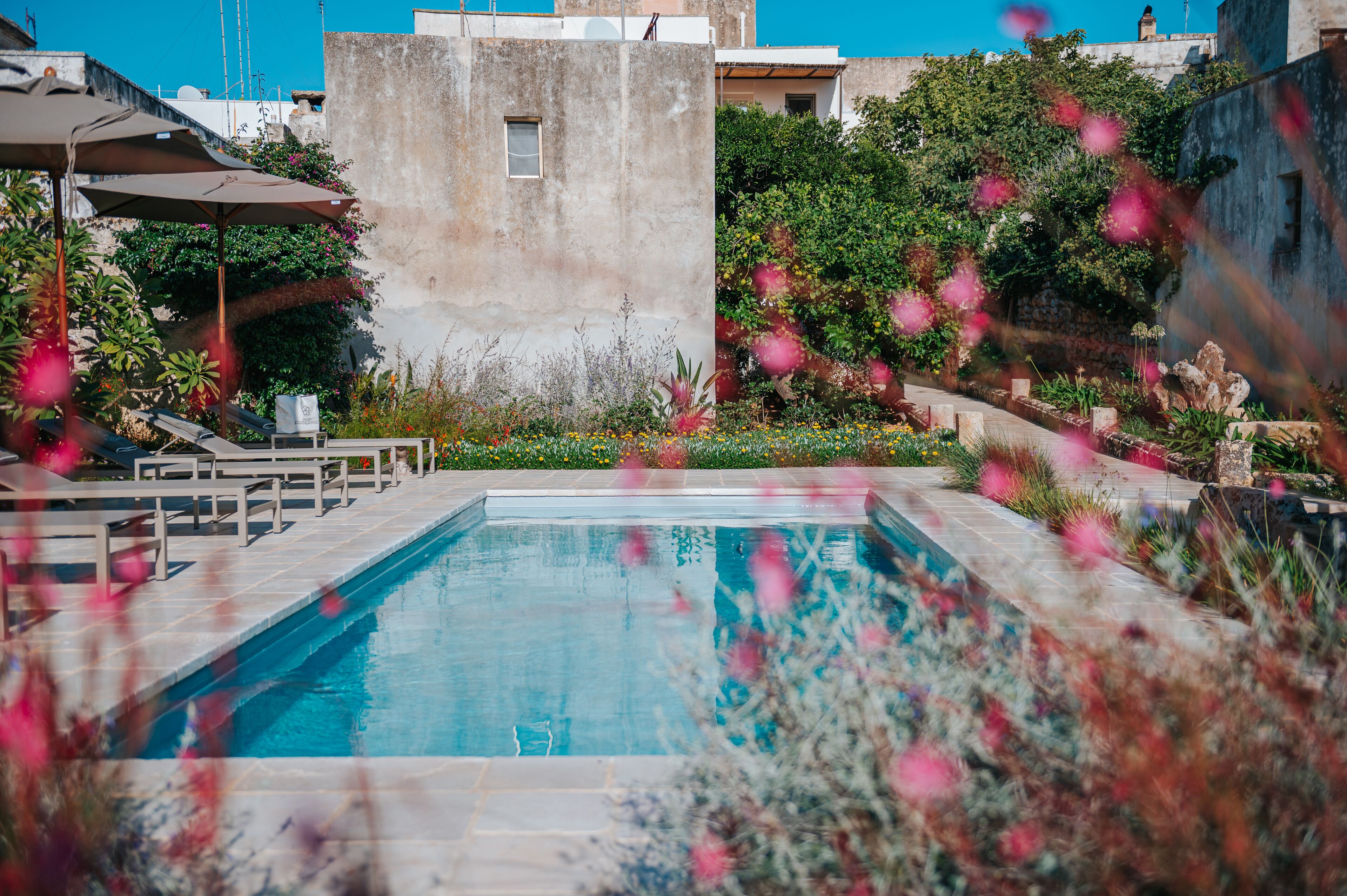 Piscine extérieure (ouverte en saison), parasols de plage