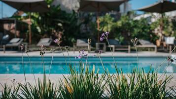 Piscina stagionale all'aperto, ombrelloni da piscina, lettini