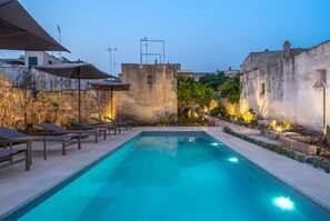 Seasonal outdoor pool, pool umbrellas, sun loungers - Palazzo Frangipane (Salve)