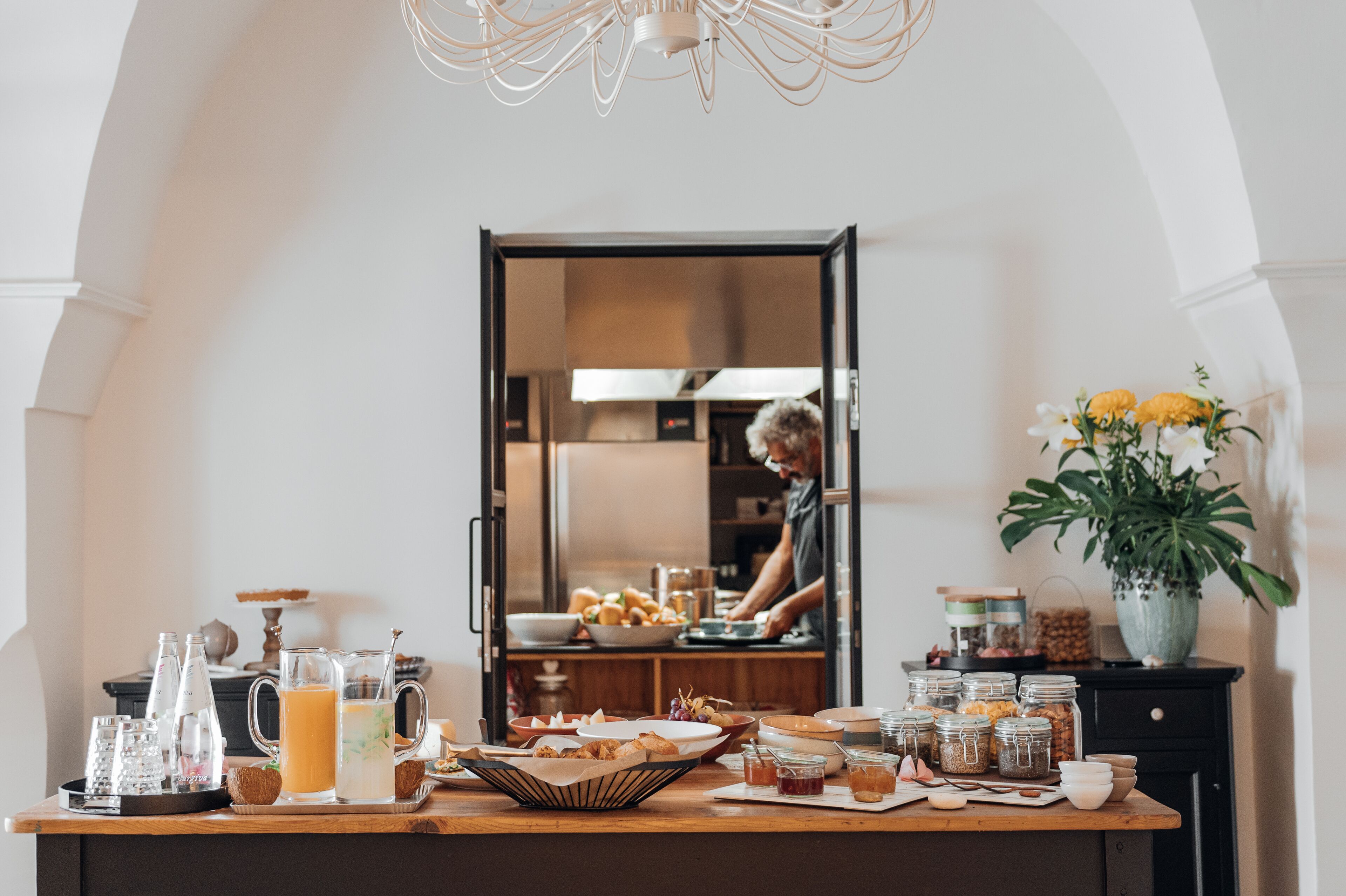 Café da manhã completo grátis todos os dias