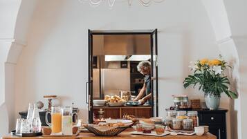 Café da manhã completo grátis todos os dias