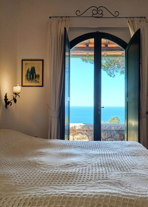 6 bedrooms, desk, iron/ironing board, WiFi