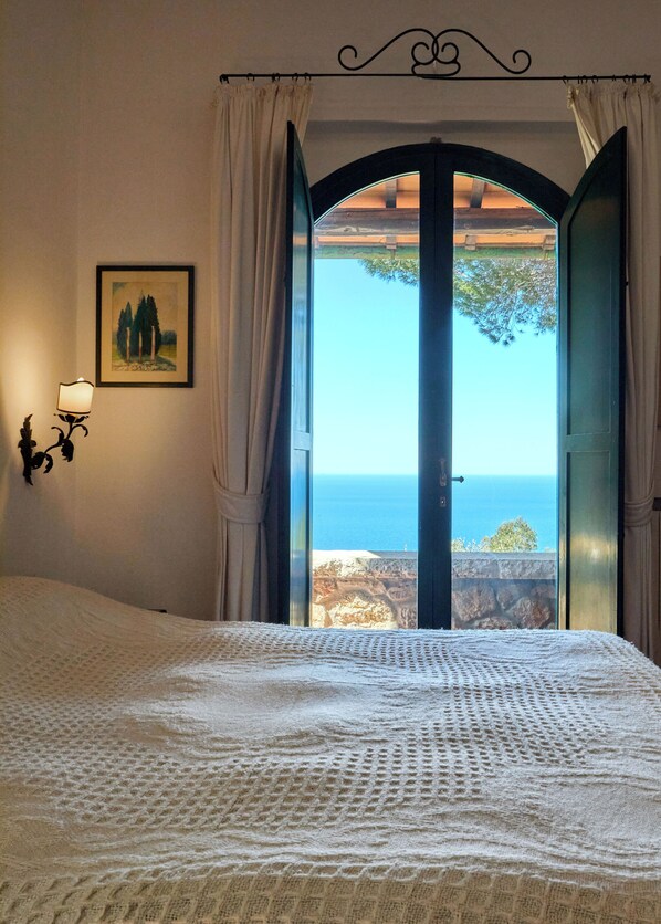 6 bedrooms, iron/ironing board, WiFi, bed sheets