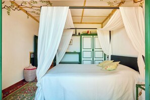 6 bedrooms, iron/ironing board, WiFi, bed sheets