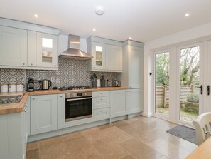 Fridge, dishwasher, electric kettle, toaster - Honeypot Cottage (Bridport)