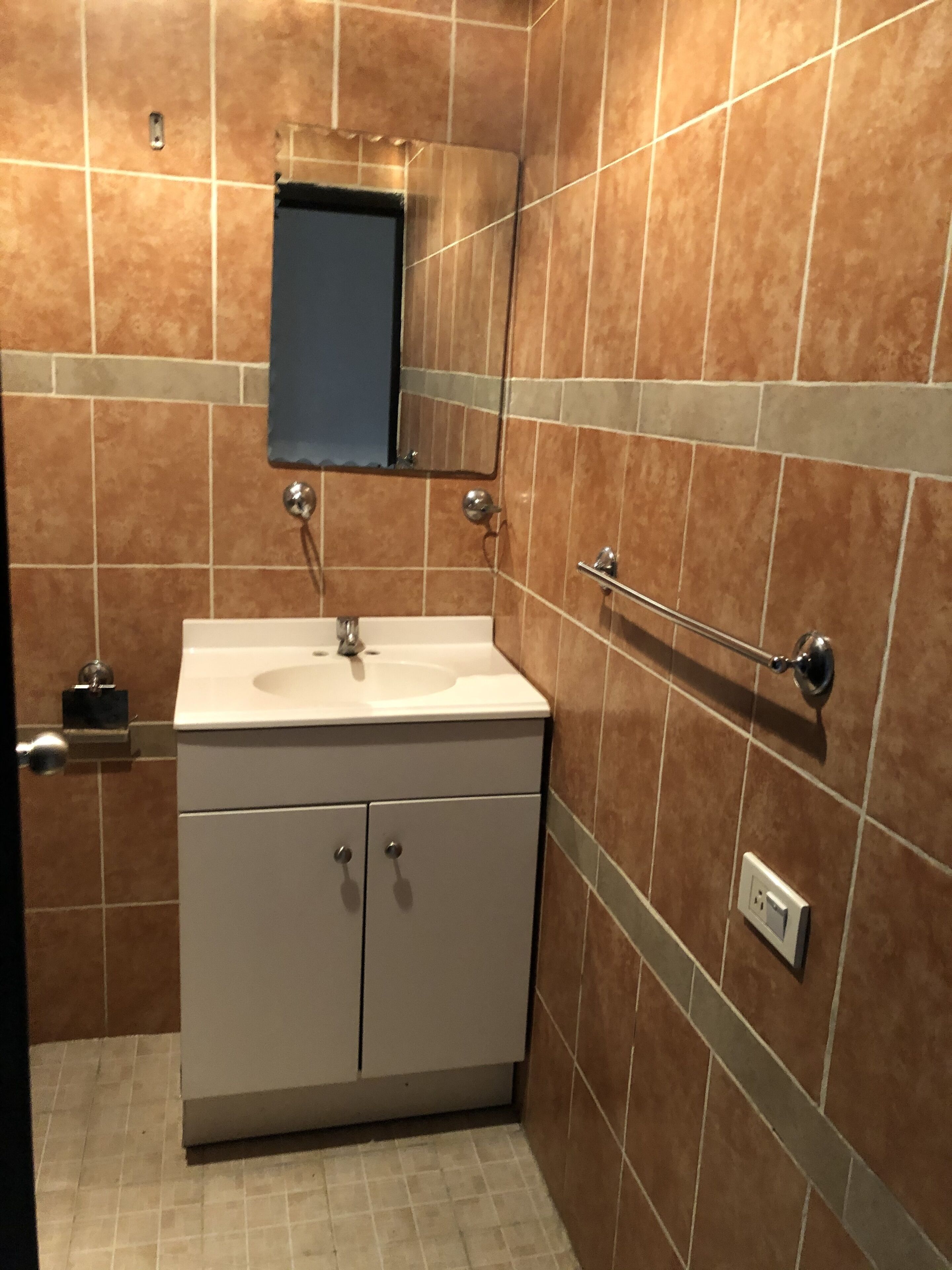 Douche, séchoir à cheveux, serviettes fournies, papier de toilette