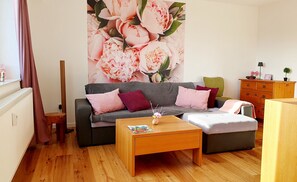 Smart-tv, böcker, ett musikbibliotek och en stereo