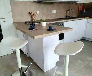 雪櫃、微波爐、焗爐、爐具