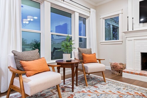 Tudor on Austin Ave - HOT TUB - 5 mins to Silos & McLane Stadium