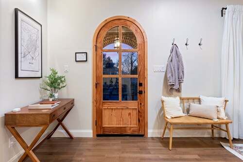 Tudor on Austin Ave - HOT TUB - 5 mins to Silos & McLane Stadium