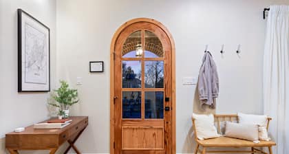 Tudor on Austin Ave - HOT TUB - 5 mins to Silos & McLane Stadium