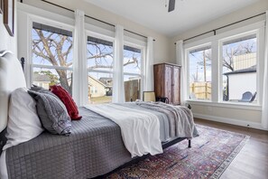 4 chambres, fer et planche à repasser, lit de bébé portatif