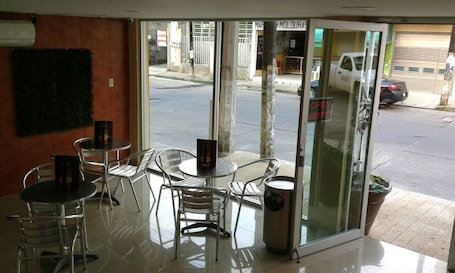 Se sirven almuerzos, cenas y brunches