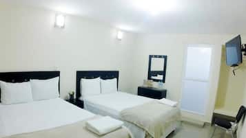 Habitación estándar, 2 camas matrimoniales | Wifi gratis y ropa de cama