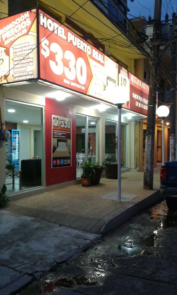 A hotel with a sign advertising a price of $330. - OYO Hotel Puerto Real Minatitlán (Minatitlán)