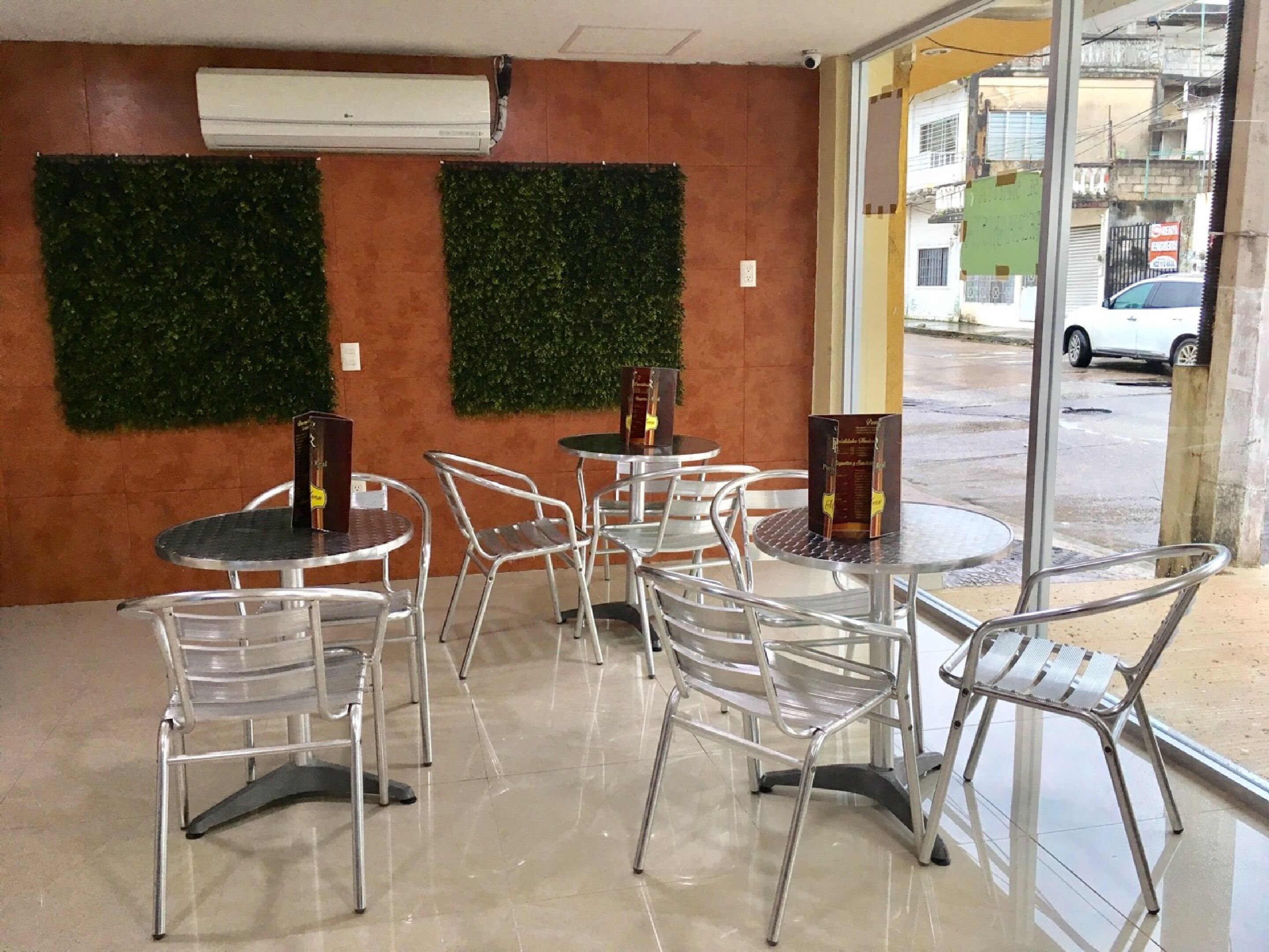 Lunch, dinner and brunch served