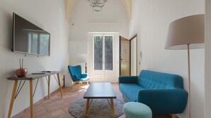 A living room with a sofa, a coffee table, a TV, and a lamp. - 2018 Mimì Maison by Barbarhouse (Lecce)