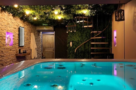 Pool. Romantic suite with private Jacuzzi
