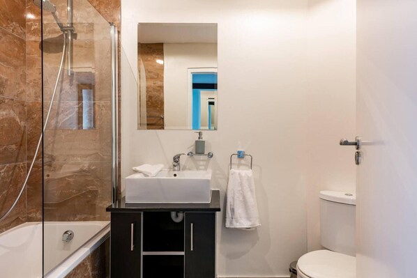 Bathroom - 3-bed, Sleeps 6, Free Parking (Cape Town)