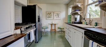 Charming Coastal Cottage in Fairhope, steps away from Mobile Bay