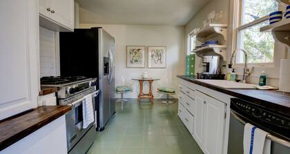 Charming Coastal Cottage in Fairhope, steps away from Mobile Bay