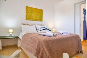 3 bedrooms, iron/ironing board, travel cot, free WiFi - Alexandrea, family home near Vourkari (Kéa)