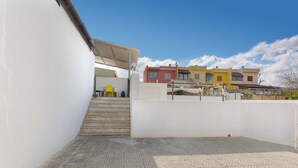 A residential area with a staircase leading to a covered outdoor area. - 2727 Villetta Chiara Blu Piano Terra by Barbarhouse (Melendugno)