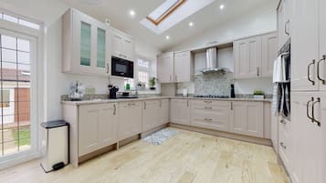 House | Private kitchen | Fridge, microwave, oven, stovetop