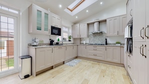 Nhà | Bếp riêng | Tủ lạnh, lò vi sóng, lò nướng, bếp nấu