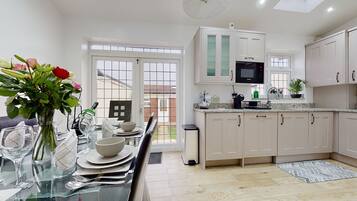 House | Private kitchen | Fridge, microwave, oven, stovetop