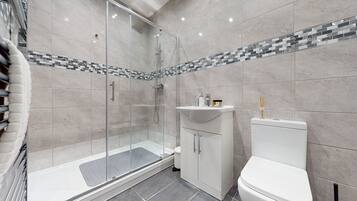 House | Bilik Mandi | Gabungan pancuran/tab mandi, tab mandi rendaman dalam, tuala disediakan