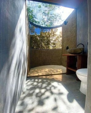 Een douche, een haardroger, zeep, toiletpapier