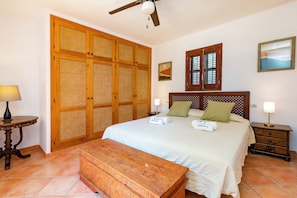 6 bedrooms, iron/ironing board, Internet