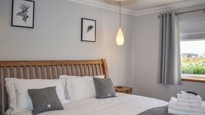 3 bedrooms, WiFi (free), bed sheets