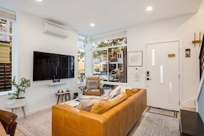 Smart TV - Perch - Belmont Boutique 4: Spacious Townhome w/Rooftop Views (Seattle)