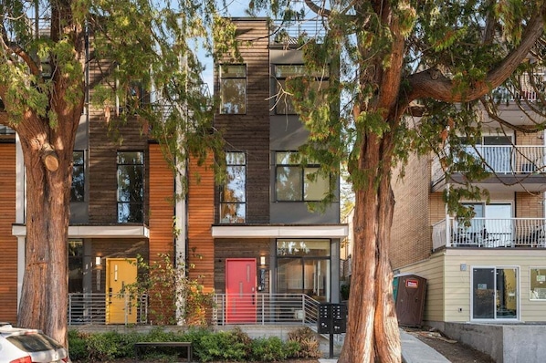 Exterior - Perch - Belmont Boutique 4: Spacious Townhome w/Rooftop Views (Seattle)