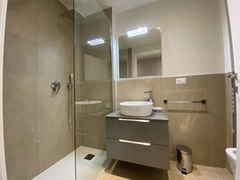Habitación individual Deluxe | Baño | Ducha, cabezal de ducha tipo lluvia, secador de pelo y bidé