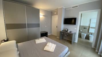 Habitació doble Deluxe | 1 dormitori, minibar, caixa forta a l'habitació i escriptori