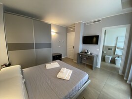 Minibar, caja de seguridad en la habitación y escritorio 