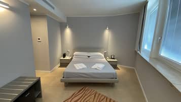 Deluxe-Doppelzimmer | Minibar, Zimmersafe, Schreibtisch, Verdunkelungsvorhänge