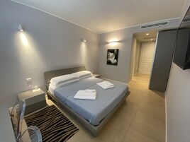 Minibar, caja de seguridad en la habitación y escritorio 