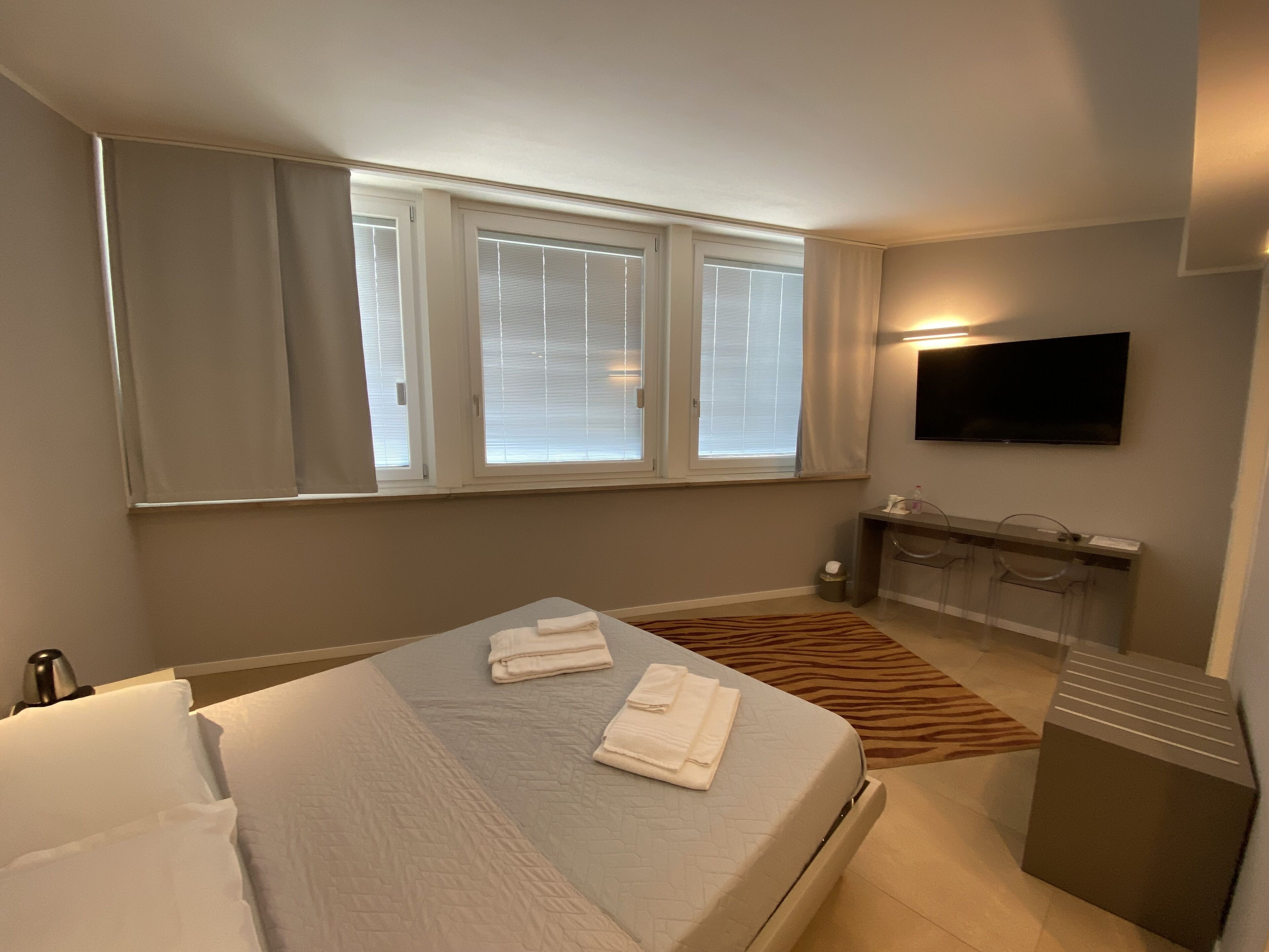 Deluxe Double Room | Minibar, in-room safe, desk, blackout curtains