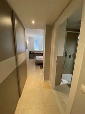 Quarto casal luxo | Frigobar, cofres nos quartos, escrivaninha, cortinas blackout