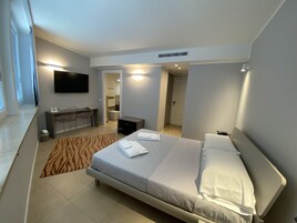 Minibar, caja de seguridad en la habitación y escritorio 