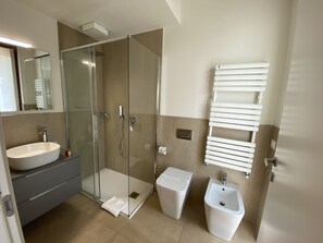Deluxe Double Room | Bathroom