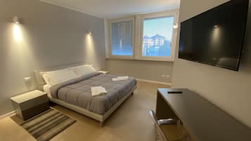 Deluxe Double Room | Minibar, in-room safe, desk, blackout curtains